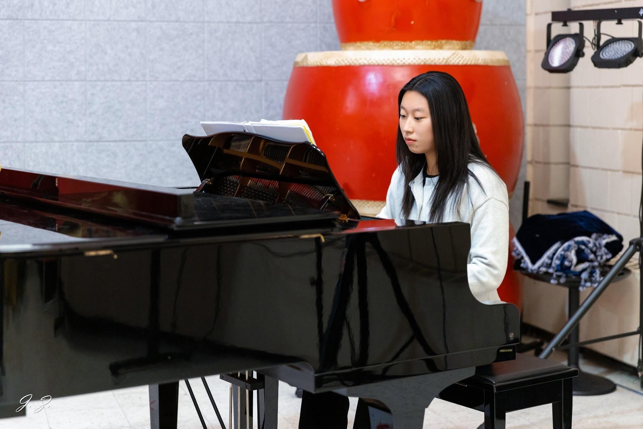 Ning Zhang performs a piano solo